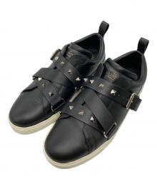 VALENTINO（ヴァレンティノ）の古着「ロックスタッズ レザーベルト スニーカー」｜ブラック