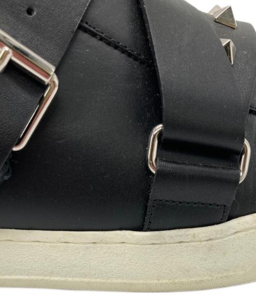VALENTINO（ヴァレンティノ）VALENTINO (ヴァレンティノ) ロックスタッズ レザーベルト スニーカー ブラック サイズ:40の古着・服飾アイテム