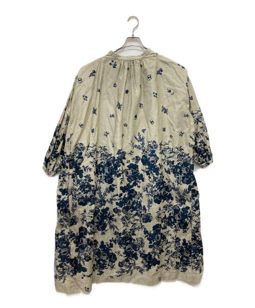 45R（フォーティファイブ・アール）45R (フォーティファイブ・アール) インディゴ抜染ローズプリントのスモックドレス ベージュ サイズ:Freeの古着・服飾アイテム