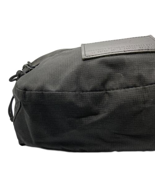 GROUND Y（グラウンドワイ）GROUND Y New Era (ニューエラ) LOGO LEATHER PATCH EXPLORER WAIST BAG / ロゴ レザー パッチ エクスプローラー ウエスト バッグ ブラック サイズ:実寸サイズをご参照くださいの古着・服飾アイテム