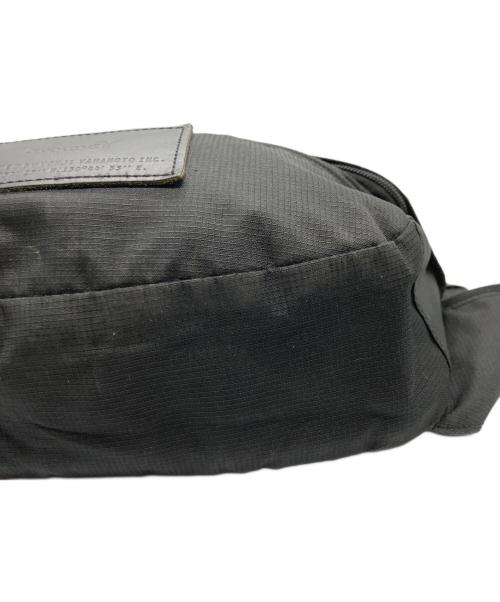 GROUND Y（グラウンドワイ）GROUND Y New Era (ニューエラ) LOGO LEATHER PATCH EXPLORER WAIST BAG / ロゴ レザー パッチ エクスプローラー ウエスト バッグ ブラック サイズ:実寸サイズをご参照くださいの古着・服飾アイテム