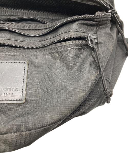 GROUND Y（グラウンドワイ）GROUND Y New Era (ニューエラ) LOGO LEATHER PATCH EXPLORER WAIST BAG / ロゴ レザー パッチ エクスプローラー ウエスト バッグ ブラック サイズ:実寸サイズをご参照くださいの古着・服飾アイテム