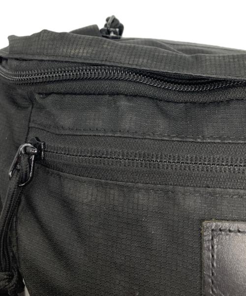 GROUND Y（グラウンドワイ）GROUND Y New Era (ニューエラ) LOGO LEATHER PATCH EXPLORER WAIST BAG / ロゴ レザー パッチ エクスプローラー ウエスト バッグ ブラック サイズ:実寸サイズをご参照くださいの古着・服飾アイテム