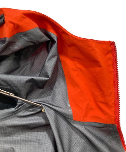 ARC'TERYX（アークテリクス）ARC'TERYX (アークテリクス) ALPHA SV JACKET レッド サイズ:Mの古着・服飾アイテム