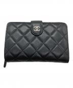 CHANELシャネル）の古着「マトラッセラムスキン二つ折り財布」｜ブラック
