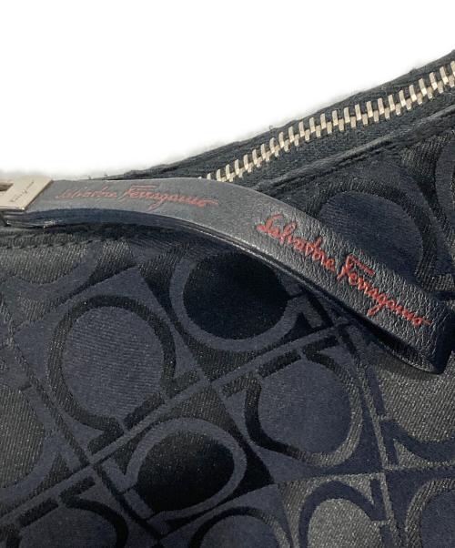 Salvatore Ferragamo（サルヴァトーレ フェラガモ）Salvatore Ferragamo (サルヴァトーレ フェラガモ) ガンチーニ柄ナイロンワンショルダーバッグ ブラックの古着・服飾アイテム
