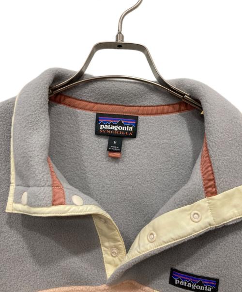 Patagonia（パタゴニア）Patagonia (パタゴニア) シンチラスナップT グレー×ピンク サイズ:Mの古着・服飾アイテム