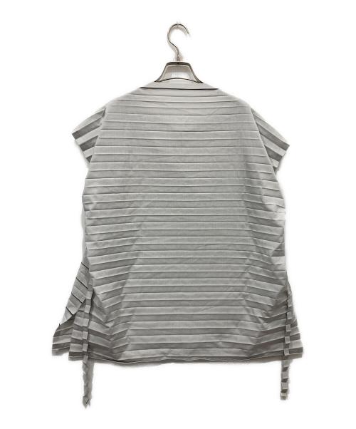 ISSEY MIYAKE me（イッセイ ミヤケ ミー）ISSEY MIYAKE me (イッセイ ミヤケ ミー) プリーツスクエアカットソー グレー サイズ:FREEの古着・服飾アイテム