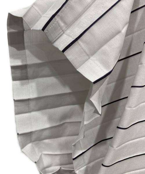 ISSEY MIYAKE me（イッセイ ミヤケ ミー）ISSEY MIYAKE me (イッセイ ミヤケ ミー) プリーツスクエアカットソー グレー サイズ:FREEの古着・服飾アイテム