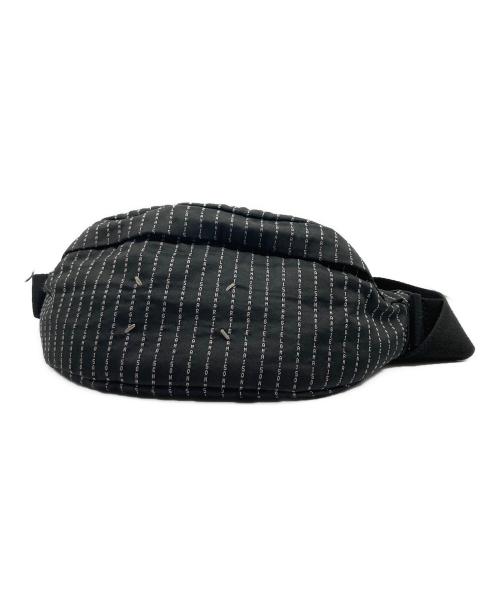 Maison Margiela（メゾンマルジェラ）Maison Margiela (メゾンマルジェラ) LOGO STRIPE CROSS BODY POUCH ブラックの古着・服飾アイテム