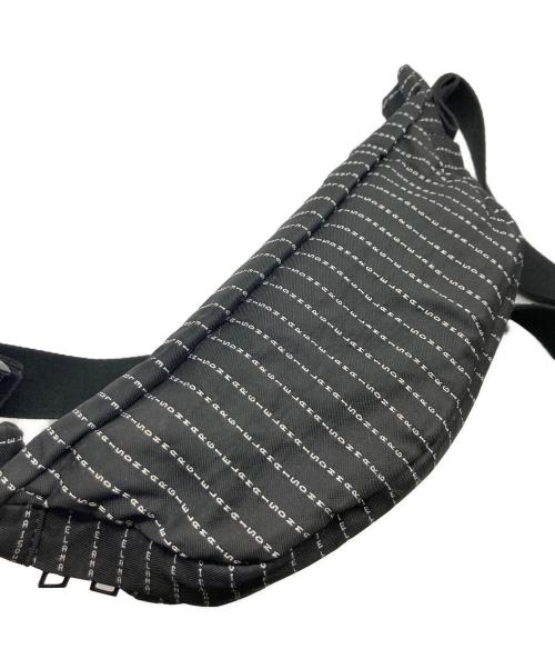 Maison Margiela（メゾンマルジェラ）Maison Margiela (メゾンマルジェラ) LOGO STRIPE CROSS BODY POUCH ブラックの古着・服飾アイテム