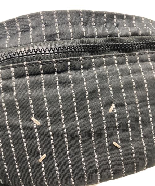 Maison Margiela（メゾンマルジェラ）Maison Margiela (メゾンマルジェラ) LOGO STRIPE CROSS BODY POUCH ブラックの古着・服飾アイテム