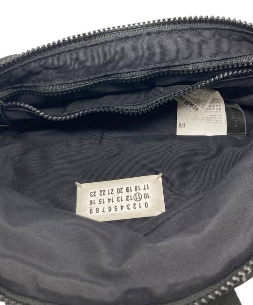 Maison Margiela（メゾンマルジェラ）Maison Margiela (メゾンマルジェラ) LOGO STRIPE CROSS BODY POUCH ブラックの古着・服飾アイテム