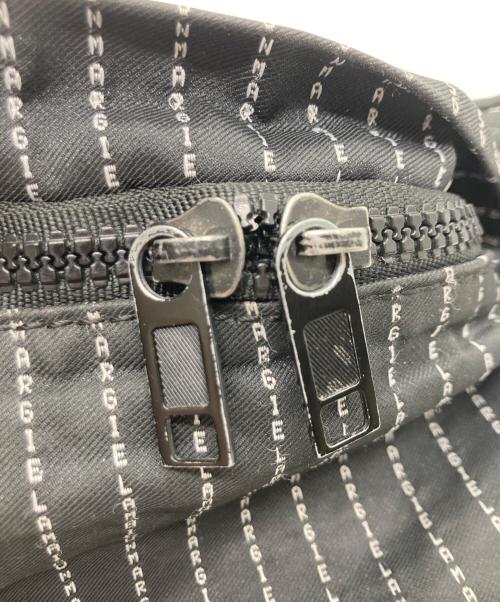 Maison Margiela（メゾンマルジェラ）Maison Margiela (メゾンマルジェラ) LOGO STRIPE CROSS BODY POUCH ブラックの古着・服飾アイテム
