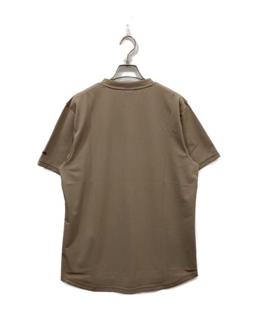 F.C.R.B.（エフシーレアルブリストル）F.C.R.B. (エフシーレアルブリストル) AUTHENTIC TRAINING TEE ベージュ サイズ:Sの古着・服飾アイテム