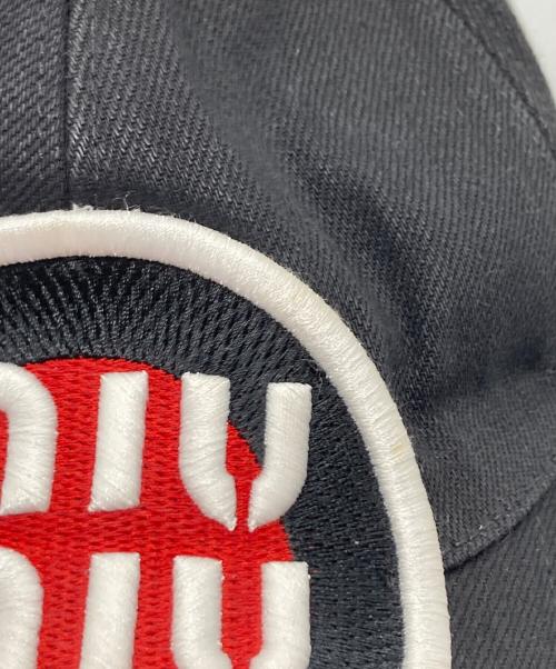 MIU MIU（ミュウミュウ）MIU MIU (ミュウミュウ) ロゴワッペンキャップ ブラックの古着・服飾アイテム