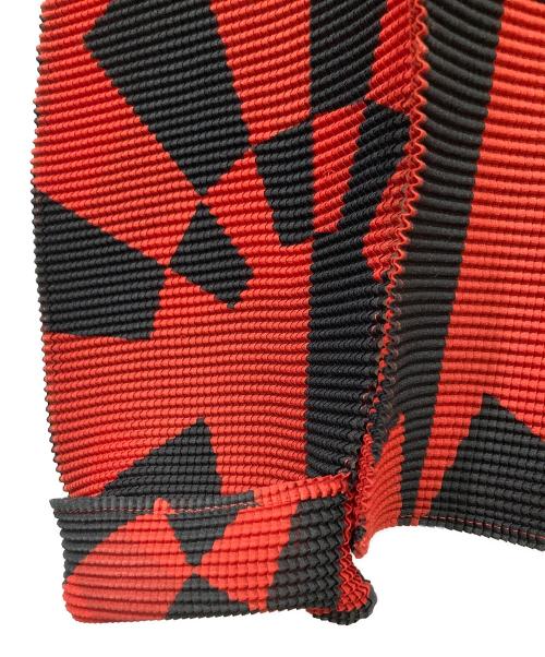 ISSEY MIYAKE me（イッセイ ミヤケ ミー）ISSEY MIYAKE me (イッセイ ミヤケ ミー) 総柄プリーツカットソー ブラック×レッド サイズ:Freeの古着・服飾アイテム