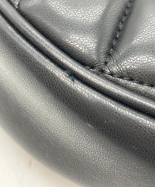 CHARLES & KEITH（チャールズアンドキース）CHARLES & KEITH (チャールズアンドキース) Philomena フィロメナ キルトハートクロスボディバッグ ブラック サイズ:下記参照の古着・服飾アイテム