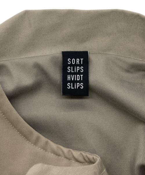 SORT SLIPS HVIDT SLIPS（ソート スリップス ヴィト スリップス）SORT SLIPS HVIDT SLIPS (ソート スリップス ヴィト スリップス) エポレットジャケット ベージュ サイズ:不明の古着・服飾アイテム