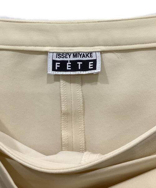 ISSEY MIYAKE FETE（イッセイミヤケフェット）ISSEY MIYAKE FETE (イッセイミヤケフェット) ストレッチラップスカートパンツ ベージュ サイズ:03の古着・服飾アイテム