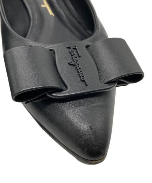 Salvatore Ferragamo（サルヴァトーレ フェラガモ）Salvatore Ferragamo (サルヴァトーレ フェラガモ) VIVA NEW ヴァラリボン フラットパンプス ブラック サイズ:7 1/2の古着・服飾アイテム