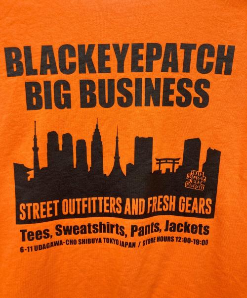 BlackEyePatch（ブラックアイパッチ）BlackEyePatch (ブラックアイパッチ) Big Business OG Label Crew Sweat オレンジ サイズ:XLの古着・服飾アイテム