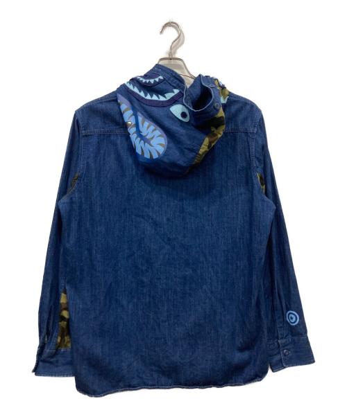 A BATHING APE（アベイシングエイプ）A BATHING APE (アベイシングエイプ) カモ柄切替シャークフード デニムシャツ インディゴ サイズ:2XLの古着・服飾アイテム