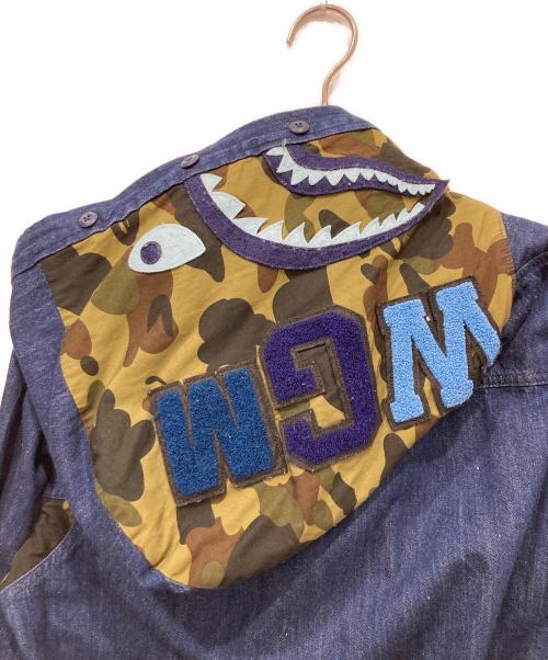 A BATHING APE（アベイシングエイプ）A BATHING APE (アベイシングエイプ) カモ柄切替シャークフード デニムシャツ インディゴ サイズ:2XLの古着・服飾アイテム