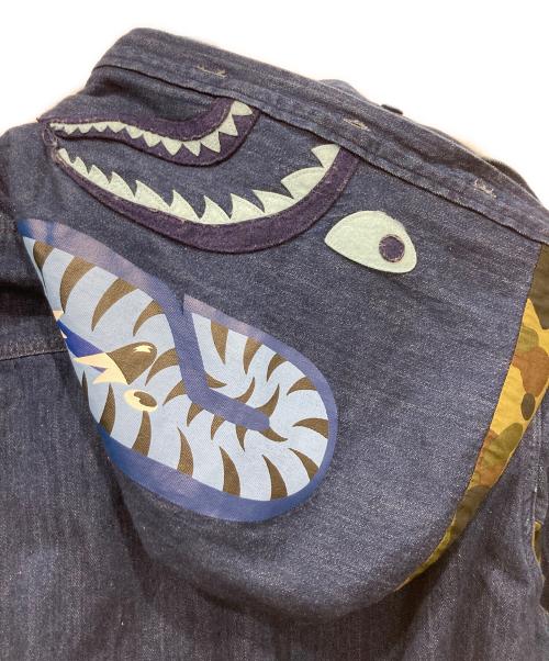 A BATHING APE（アベイシングエイプ）A BATHING APE (アベイシングエイプ) カモ柄切替シャークフード デニムシャツ インディゴ サイズ:2XLの古着・服飾アイテム