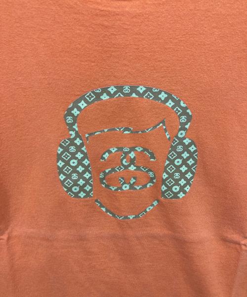stussy（ステューシー）stussy (ステューシー) モノグラムヘッドフォンTシャツ オレンジ サイズ:Mの古着・服飾アイテム