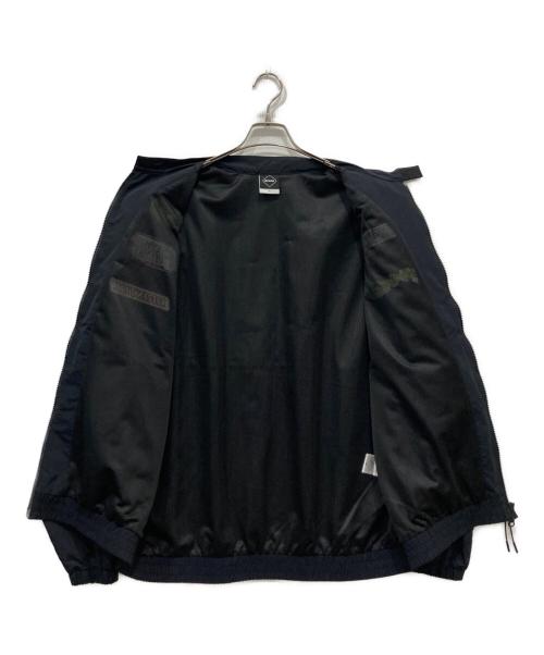 F.C.R.B.（エフシーレアルブリストル）F.C.R.B. (エフシーレアルブリストル) MULTI LOGO SUPPORTER JACKET ブラック サイズ:Lの古着・服飾アイテム
