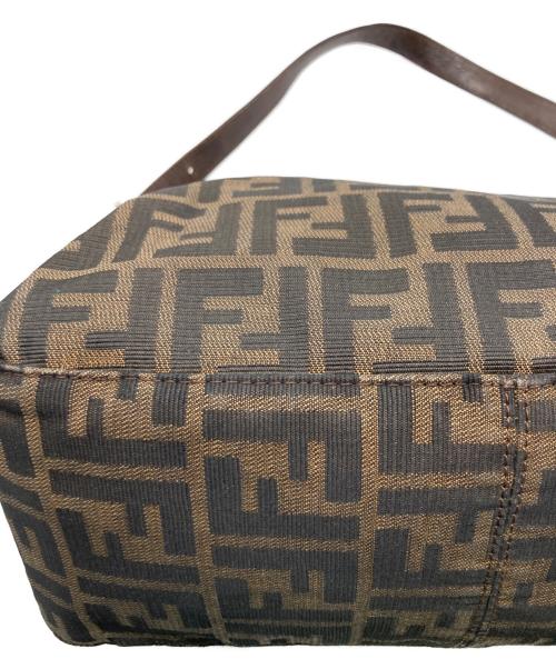 FENDI（フェンディ）FENDI (フェンディ) ズッカ柄マンマバケットショルダーバッグ ブラウンの古着・服飾アイテム
