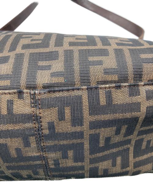 FENDI（フェンディ）FENDI (フェンディ) ズッカ柄マンマバケットショルダーバッグ ブラウンの古着・服飾アイテム