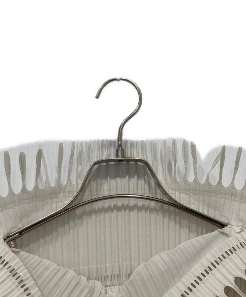ISSEY MIYAKE（イッセイミヤケ）ISSEY MIYAKE (イッセイミヤケ) ノースリーブワンピース アイボリー サイズ:Mの古着・服飾アイテム