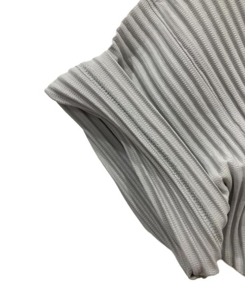 HOMME PLISSE ISSEY MIYAKE（オム プリッセ イッセイ ミヤケ）HOMME PLISSE ISSEY MIYAKE (オム プリッセ イッセイ ミヤケ) BASICS プリーツカットソー グレー サイズ:3 未使用品の古着・服飾アイテム