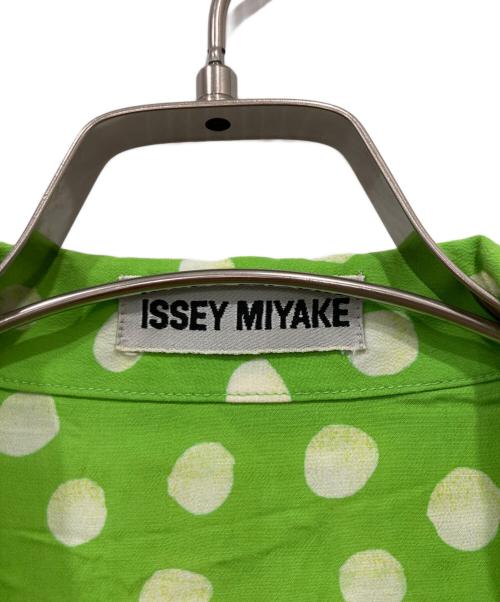 ISSEY MIYAKE（イッセイミヤケ）ISSEY MIYAKE (イッセイミヤケ) ドット柄クロップドシャツ グリーン サイズ:Mの古着・服飾アイテム
