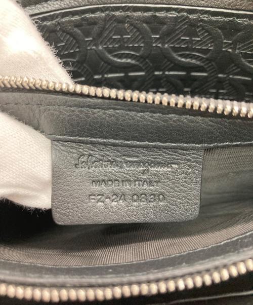 Salvatore Ferragamo（サルヴァトーレ フェラガモ）Salvatore Ferragamo (サルヴァトーレ フェラガモ) トラベル エンボス トラベルポーチ ブラックの古着・服飾アイテム