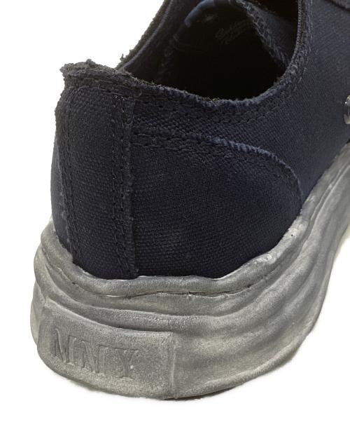 Maison MIHARA YASUHIRO（メゾン ミハラ ヤスヒロ）Maison MIHARA YASUHIRO (メゾン ミハラ ヤスヒロ) Peterson Low Over Dy ネイビー サイズ:42の古着・服飾アイテム