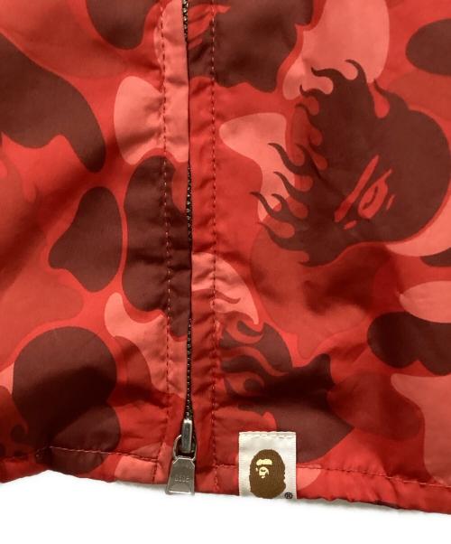 A BATHING APE（アベイシングエイプ）A BATHING APE (アベイシングエイプ) カモ柄ナイロンジャケット レッド サイズ:Mの古着・服飾アイテム