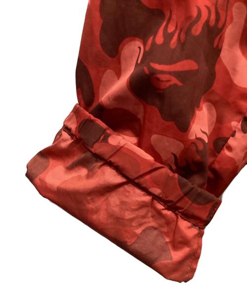A BATHING APE（アベイシングエイプ）A BATHING APE (アベイシングエイプ) カモ柄ナイロンジャケット レッド サイズ:Mの古着・服飾アイテム