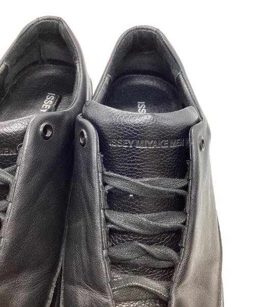 ISSEY MIYAKE MEN（イッセイミヤケメン）ISSEY MIYAKE MEN (イッセイミヤケメン) レザースニーカー ブラック サイズ:4の古着・服飾アイテム