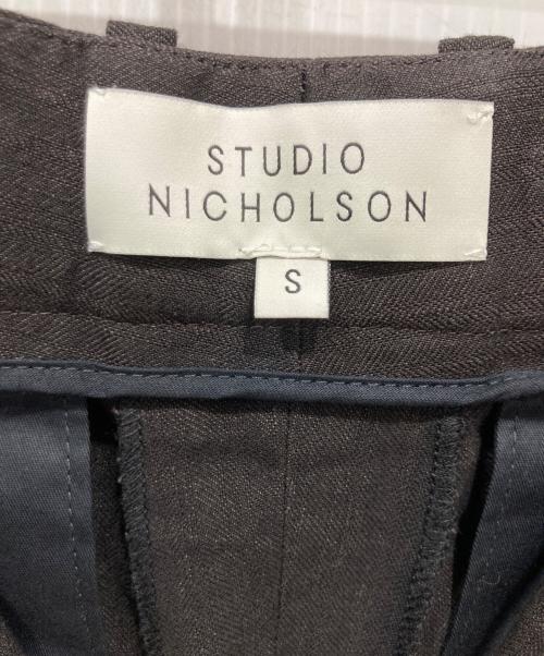 STUDIO NICHOLSON（スタジオ ニコルソン）STUDIO NICHOLSON (スタジオ ニコルソン) LINE DOUBLE PLEAT VOLUME PANT ブラウン サイズ:Sの古着・服飾アイテム