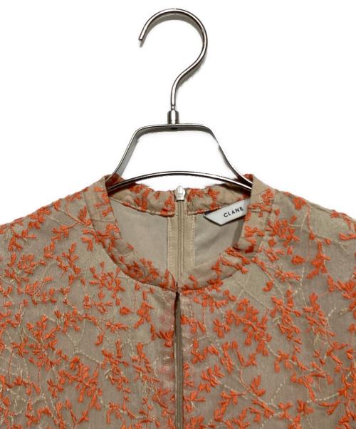 CLANE（クラネ）CLANE (クラネ) FLORET EMBROIDERY ARM ONE PIECE ベージュ×オレンジ サイズ:1の古着・服飾アイテム