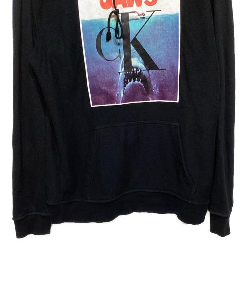Calvin Klein（カルバンクライン）Calvin Klein (カルバンクライン) JAWS (ジョーズ) プルオーバーパーカー ブラック サイズ:Mの古着・服飾アイテム