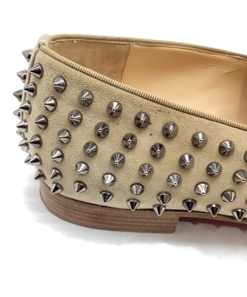 Christian Louboutin（クリスチャン・ルブタン）Christian Louboutin (クリスチャン・ルブタン) スタッズスリッポン ベージュ サイズ:45の古着・服飾アイテム