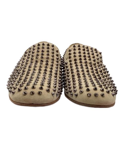 Christian Louboutin（クリスチャン・ルブタン）Christian Louboutin (クリスチャン・ルブタン) スタッズスリッポン ベージュ サイズ:45の古着・服飾アイテム