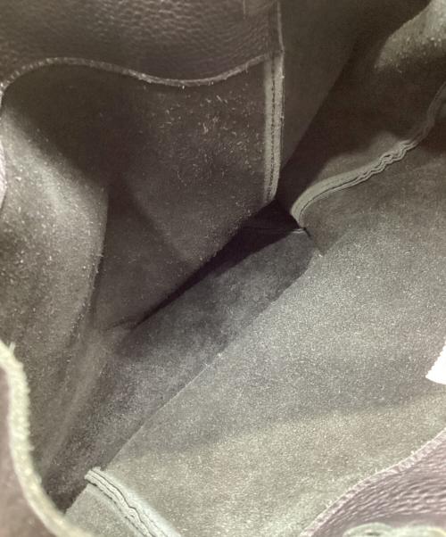 YOUNG & OLSEN The DRYGOODS STORE（ヤングアンドオルセン ザ ドライグッズストア）YOUNG & OLSEN The DRYGOODS STORE (ヤングアンドオルセン ザ ドライグッズストア) FRAMeWORK (フレームワーク) 別注 エンボスレザーベルトトートバッグ ブラックの古着・服飾アイテム