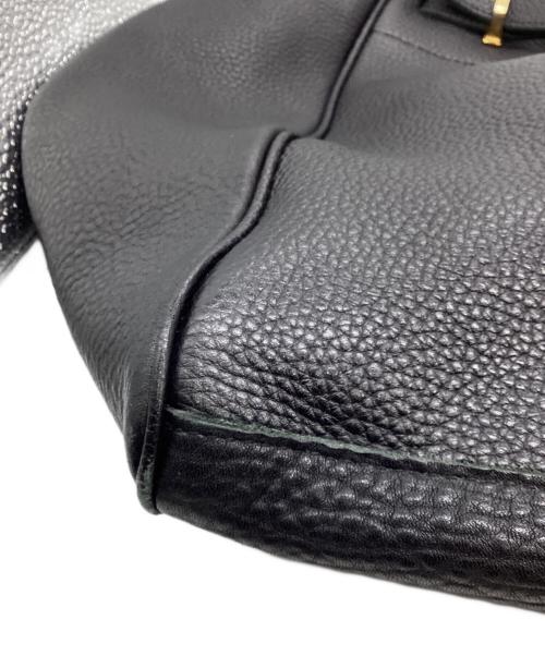 YOUNG & OLSEN The DRYGOODS STORE（ヤングアンドオルセン ザ ドライグッズストア）YOUNG & OLSEN The DRYGOODS STORE (ヤングアンドオルセン ザ ドライグッズストア) FRAMeWORK (フレームワーク) 別注 エンボスレザーベルトトートバッグ ブラックの古着・服飾アイテム