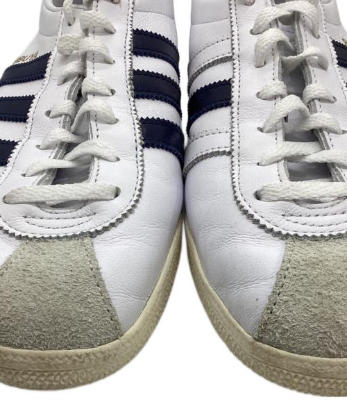 adidas（アディダス）adidas (アディダス) SHIBUYA IH1306 ローカットスニーカー ホワイト×ネイビー サイズ:US8.5の古着・服飾アイテム