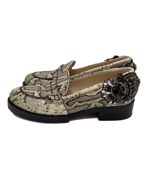 N°21（ヌメロヴェントゥーノ）N°21 (ヌメロヴェントゥーロ) パイソンビジューローファー ベージュ サイズ:36の古着・服飾アイテム